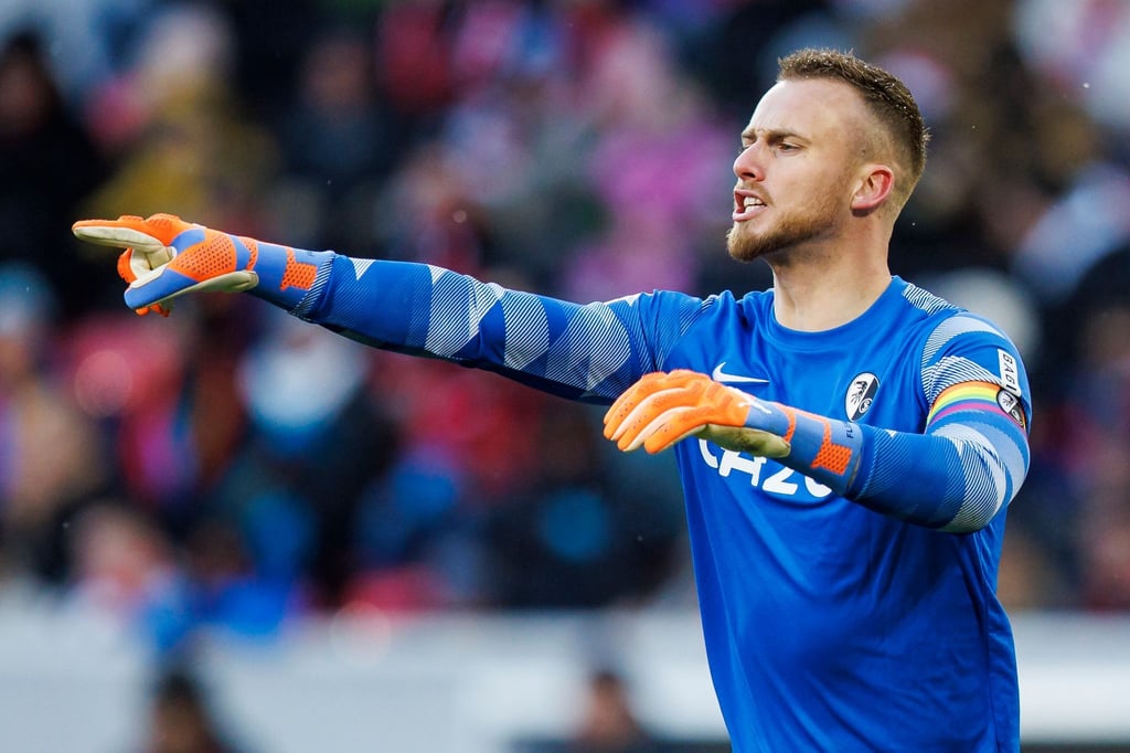 Spielt in der kommenden Saison in der Premier League: Freiburgs Torwart Mark Flekken gestikuliert.