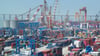 Schiffscontainer auf einem Dock am Hafen von Nantong in der ostchinesischen Provinz Jiangsu.