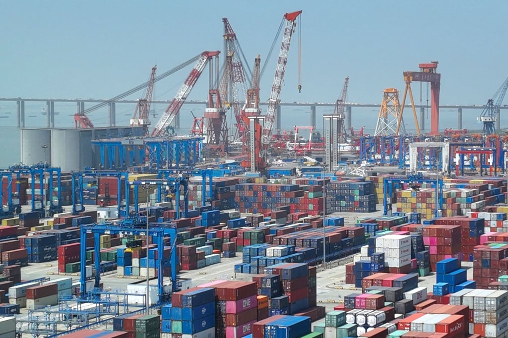 Schiffscontainer auf einem Dock am Hafen von Nantong in der ostchinesischen Provinz Jiangsu.