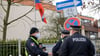 Polizisten stehen vor dem Russischen Generalkonsulat am Feenteich in Hamburg. (Symbolbild)