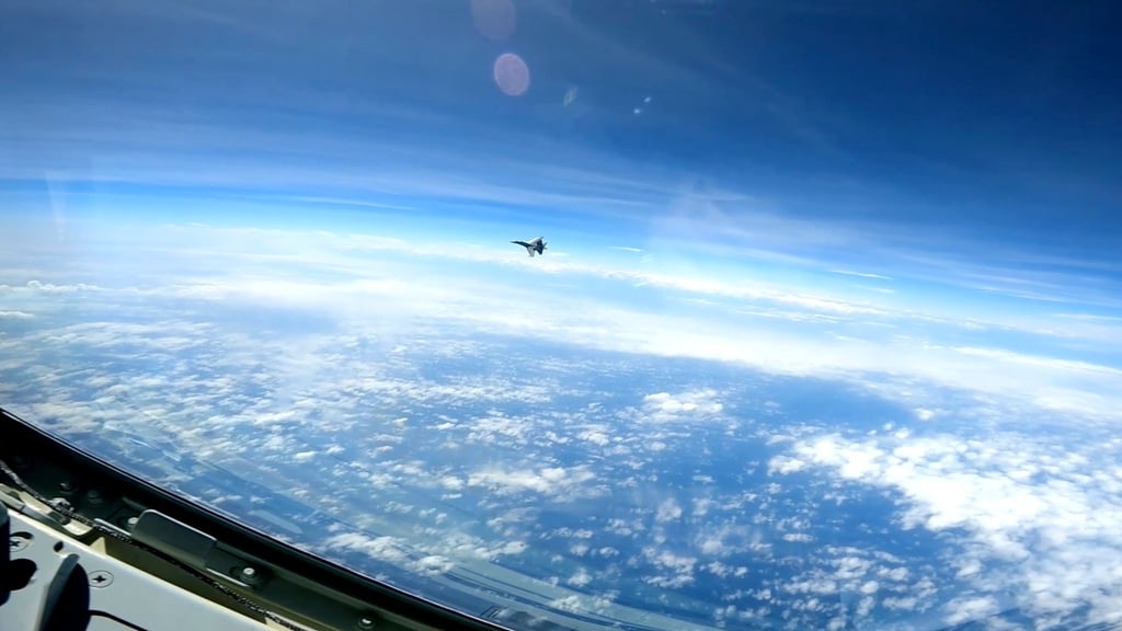 Auf diesem Standbild aus einem von der US-Marine zur Verfügung gestellten Video fliegt ein chinesisches J-16-Kampfflugzeug am Freitag nahe an ein US-Flugzeug vom Typ RC-135 heran, das im internationalen Luftraum über dem Südchinesischen Meer fliegt.