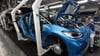 Ein Modell der neuen Generation des ID.3 wird im Werk von Volkswagen in Zwickau montiert.