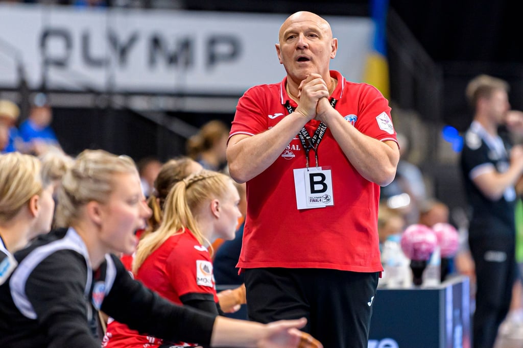 Herbert Müller, Trainer vom Thüringer HC, reagiert am Spielfeldrand.
