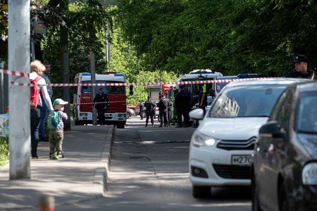 Die Polizei sperrt einen Bereich ab, in dem Ermittler Teile einer ukrainischen Drohne einsammeln, die Berichten zufolge ein Wohnhaus beschädigt hat.