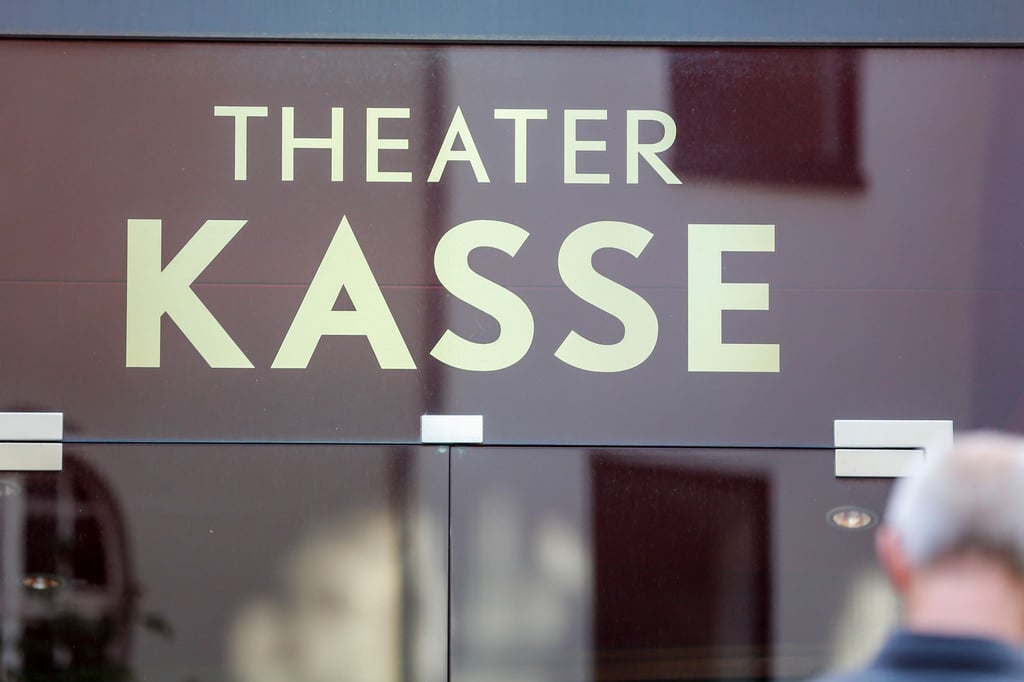 Eine breite Mehrheit der Erwachsenen in Deutschland findet es einer Umfrage zufolge richtig, Theater staatlich zu subventionieren.