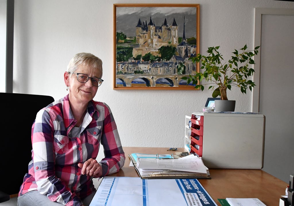 Evelin Bullwan (64) hatte am 31. Mai ihren letzten Arbeitstag im Havelberger Rathaus. Nach fast 30 Jahren in der Allgemeinen Verwaltung geht sie in den Ruhestand. Sie nimmt damit auch Abschied von dem von einem Verdener gemalten Blick auf die Partnerstadt Saumur in Frankreich, das ihr Büro schmückt.