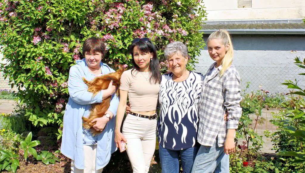 Für Jana Havrylova (2.v.l.) fährt zurück in ihre ukrainische Heimat. Zum Abschied gab es mit ihrer Schwägerin (r.) und deren Schwiegermutter (l.) bei Ortsbürgermesiterin Rosemarie Ziem ein Tasse Kaffee.