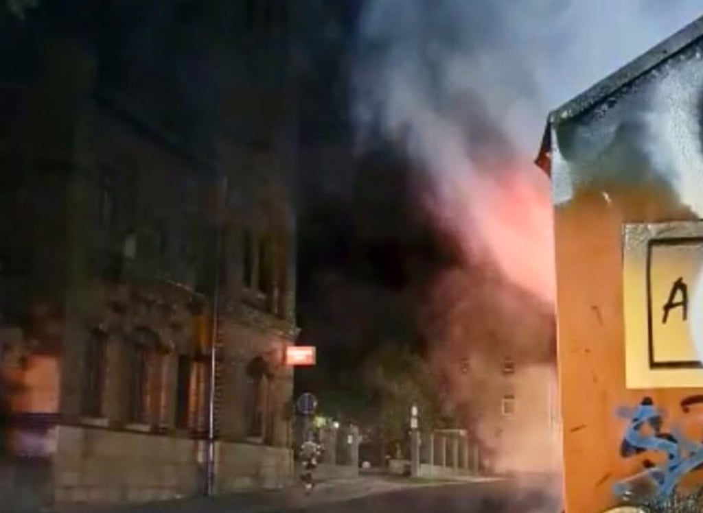 In der Nacht zu Mittwoch brennt ein Container im Steinsgraben in Zeitz, direkt gegenüber der Feuerwache.