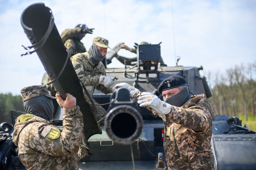 Am Bundeswehrstandort Klietz im Norden Sachsen-Anhalts werden die Soldaten befähigt, das Waffensystem vom Typ Leopard 1 A5 zu nutzen und instand zu setzen. Dazu sind deutsche und dänische Ausbilder im Einsatz, unterstützt durch Techniker der Industrie.