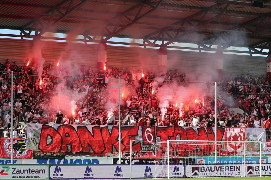 Die HFC-Fans verabschieden Toni Lindenhahn mit einer Pyroshow.