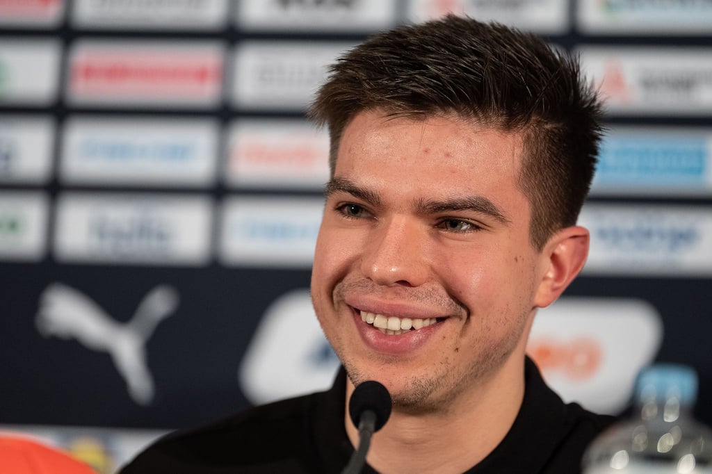 Nationalspieler Renars Uscins spricht zu Journalisten.