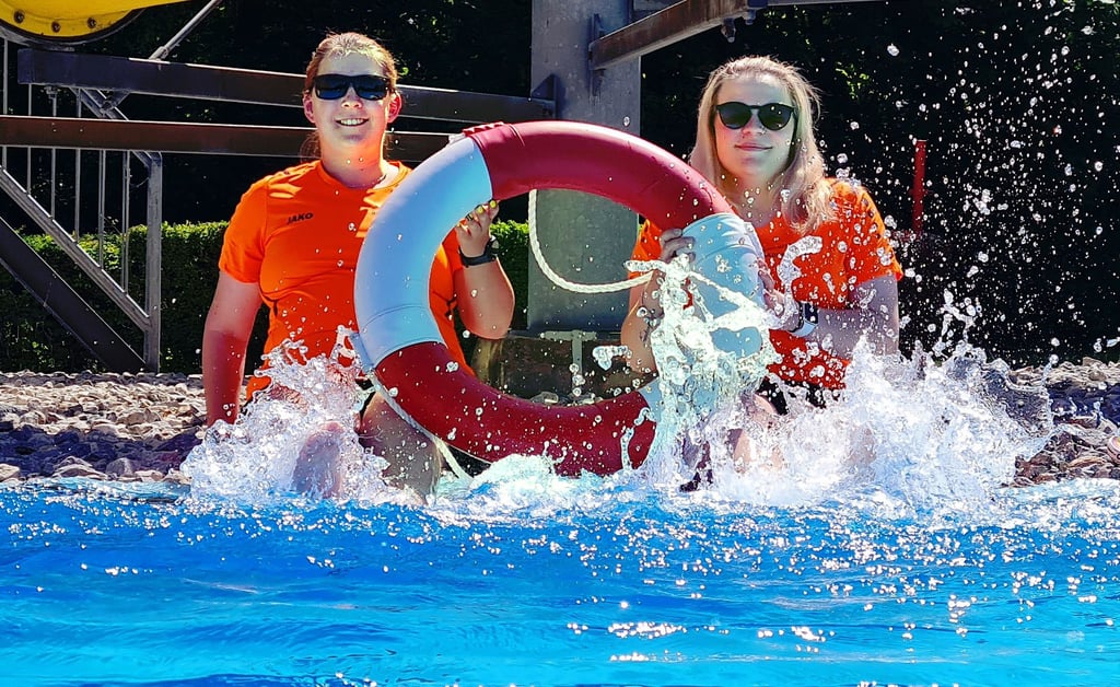 Chantal Förster und Rachele Bergmann vom Team des Wernigeröder Waldhofbads testen schon einmal das 18 Grad kühle Wasser.