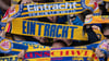 Fans von Eintracht Braunschweig stehen mit ihren Schals auf der Tribüne.