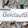 Explosion: Drei Panzerknacker haben in Wolmirstedt in der Börde einen Geldautomaten gesprengt, Geld gestohlen und das Bankgebäude beschädigt. Hinweise zu den Flüchtigen werden dringend von der Polizei erbeten. Symbolbild: