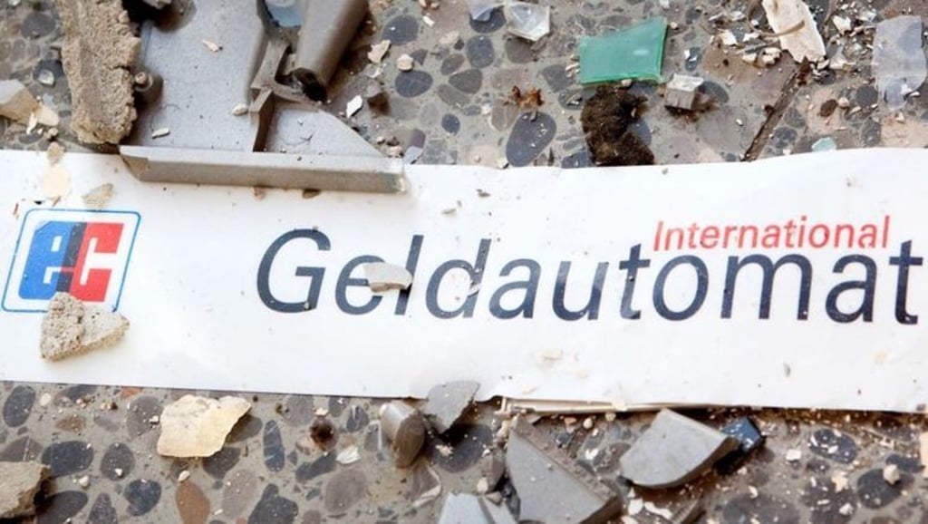Explosion: Drei Panzerknacker haben in Wolmirstedt in der Börde einen Geldautomaten gesprengt, Geld gestohlen und das Bankgebäude beschädigt. Hinweise zu den Flüchtigen werden dringend von der Polizei erbeten. Symbolbild: