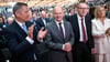 Bundeskanzler Olaf Scholz (SPD,M) wird von Helmut Schleweis (r), Präsident des Deutschen Sparkassen- und Giroverbandes (DSGV), und Thomas Mang (l), Präsident vom Sparkassenverband Niedersachsen, beim Deutschen Sparkassentag empfangen.
