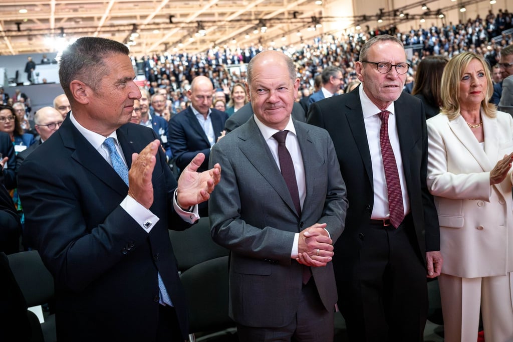 Bundeskanzler Olaf Scholz (SPD,M) wird von Helmut Schleweis (r), Präsident des Deutschen Sparkassen- und Giroverbandes (DSGV), und Thomas Mang (l), Präsident vom Sparkassenverband Niedersachsen, beim Deutschen Sparkassentag empfangen.