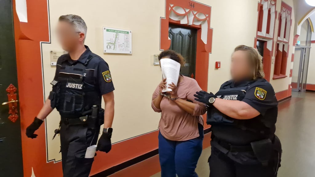 Amira H. am Mittwoch auf dem Weg zur Urteilsverkündung am Landgericht Halle..