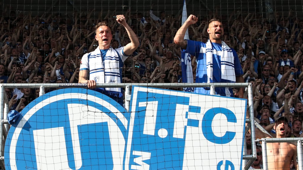Einige Spieler vom FCM, wie hier Alexander Bittroff und Kai Brünker, wurden von Verein und Fans verabschiedet.