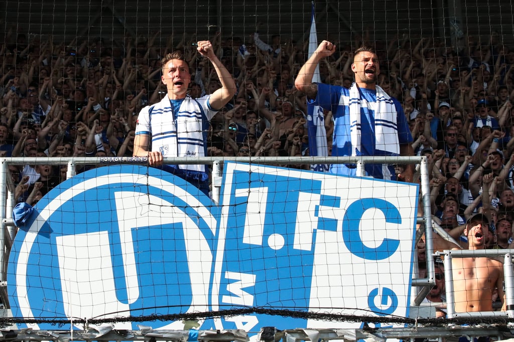 Einige Spieler vom FCM, wie hier Alexander Bittroff und Kai Brünker, wurden von Verein und Fans verabschiedet.