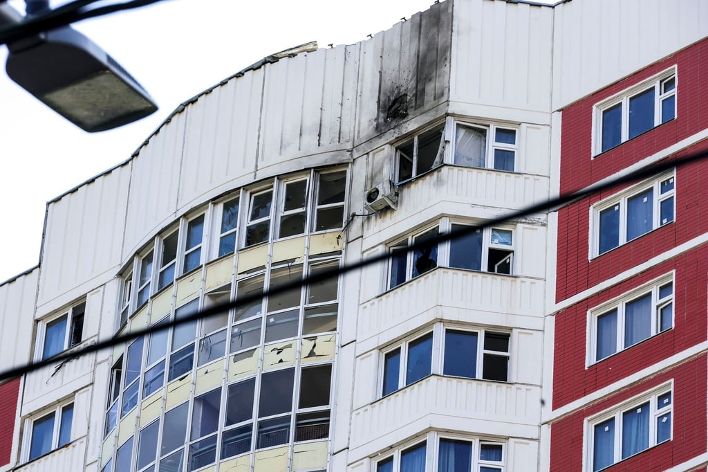 Ein Wohnhaus, das Berichten zufolge durch eine ukrainische Drohne beschädigt wurde.