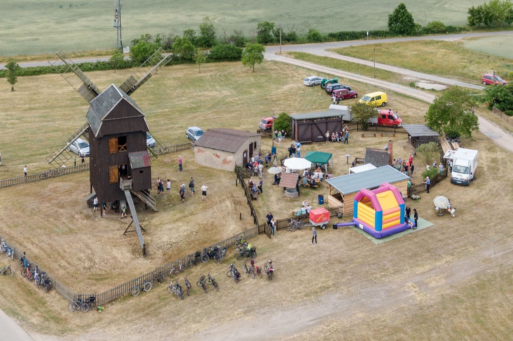Auch die Lebiener Bockwindmühle ist am Mühlentag geöffnet. Im Mühlendorf bietet sich den Besuchern die Möglichkeit der Stärkung.