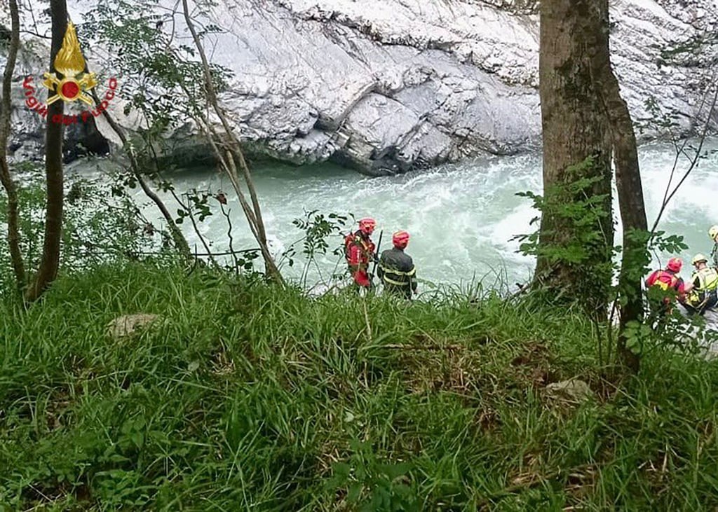 Einsatzkräfte der Feuerwehr und der Bergrettung haben die Teenagerin tot geborgen.