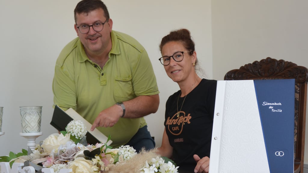 Sven Reinald, Astrid Tischmeyer und Kathleen Pachula (nicht im Bild) werden künftig in der unteren Etage des Burger Schlachthof-Gebäudes Trauungen vornehmen.