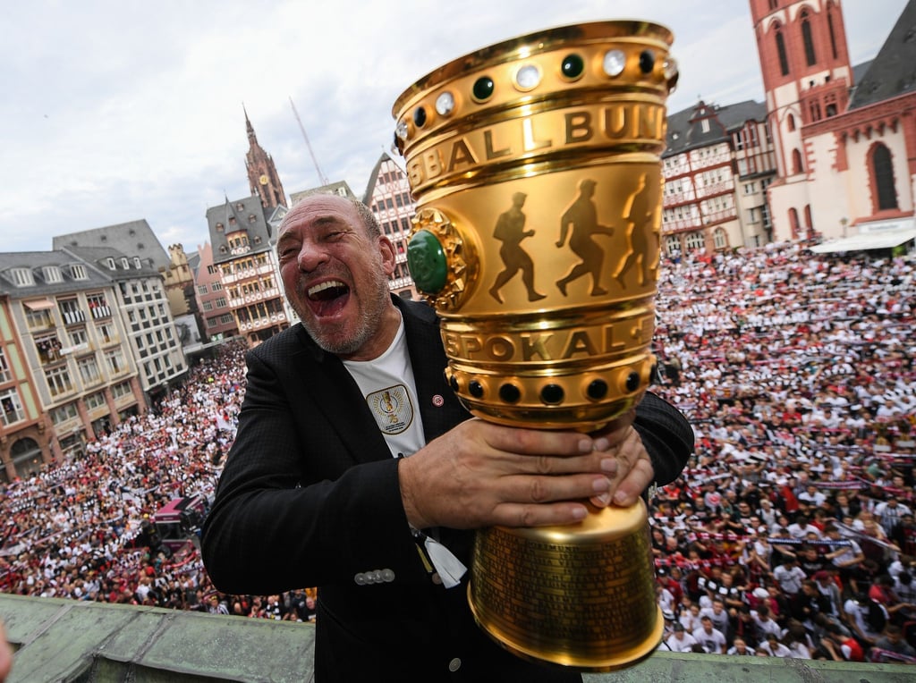 Frankfurts Präsident Peter Fischer hält 2018 den DFB Pokal in den Händen. Nun stehen die Hessen gegen Leipzig erneut im Endspiel.