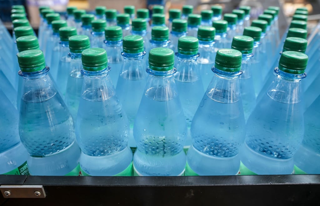 Trotz aufgedrucktem Mindesthaltbarkeitsdatum sind ungeöffnete Wasserflaschen fast unbegrenzt haltbar. Angebrochene Flaschen sollten dagegen kühl lagern und schnell aufgebraucht werden.