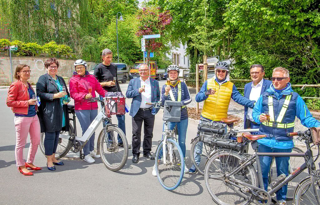 Nach 16-monatiger Bauzeit wird in Bad Kösen die erneuerte Kreuzung Friedrich-Ebert-Straße und Schmettaustraße feierlich eingeweiht. Beteiligt daran ist auch eine Radlergruppe aus Bremen, die mit Sekt überrascht wird.