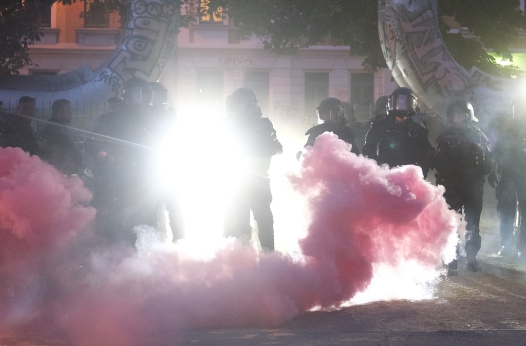 Polizisten im Pyronebel bei einer linken Demonstration.