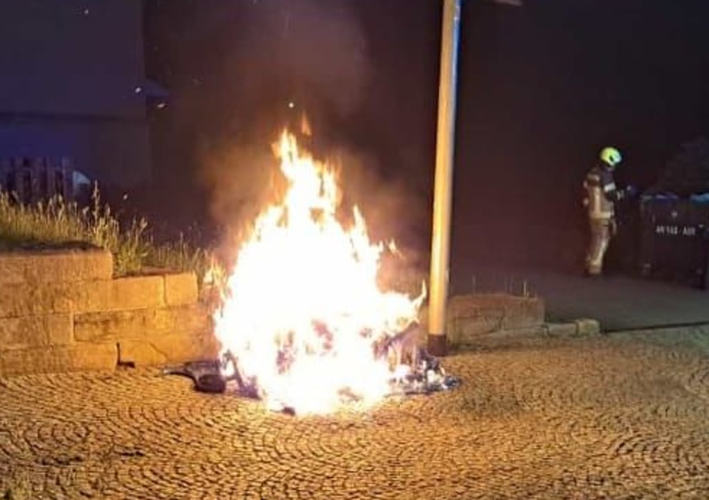 Gleich drei Brände von Containern und Müllbehältern hatte die Feuerwehr am Dienstag in Zeitz zu löschen.