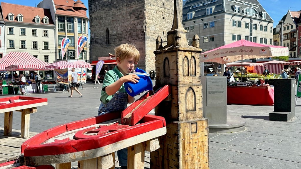 Hektor (4) probierte das neue Wasserspiel auf dem Markt bereits am Mittwoch aus.