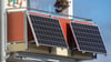 So oder ähnlich sieht’s aus, das Balkonkraftwerk – Solarpanels liefern Strom aus Sonne zum Betrieb eigener Haushaltsgeräte; wohl dem, der auf der Sonnenseite wohnt. Magdeburg wirbt bei Netzbetreibern und Vermietern um Akzeptanz für den Anbau in privater Initiative. 