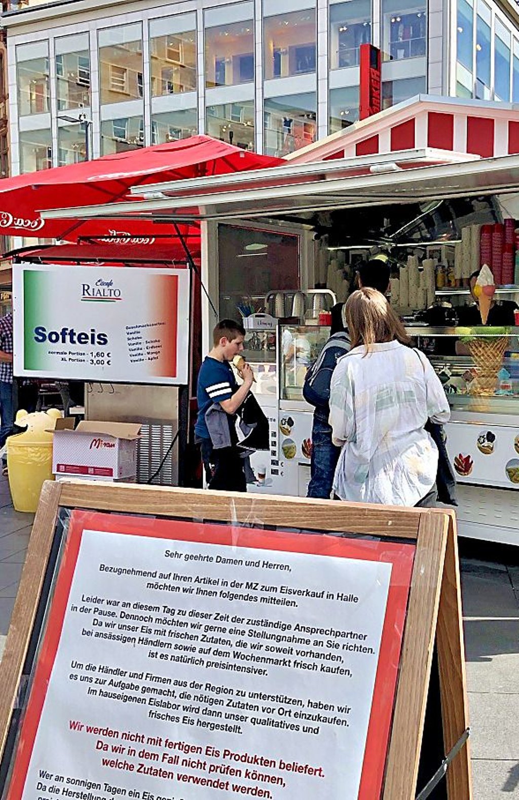 Mit einem Aufsteller vor dem Eiswagen rechtfertigt das Eiscafé „Rialto“ die höheren Preise.