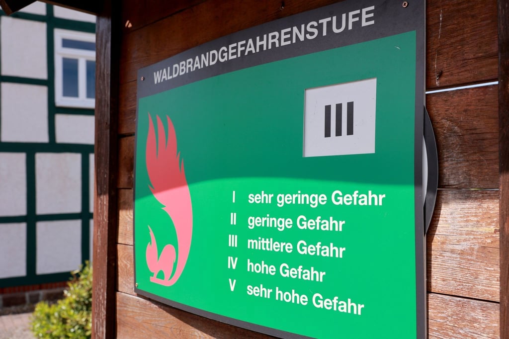Die Waldbrandgefahrenstufe 3 ist an einer Warntafel zu sehen.