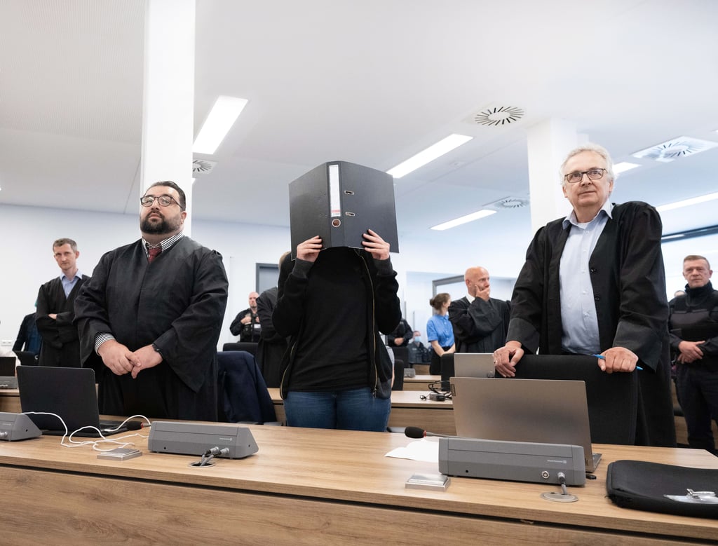 Am letzten Prozesstag steht Lina E. im Hochsicherheitssaal des Dresdner Oberlandesgerichts zwischen ihren Anwälten.