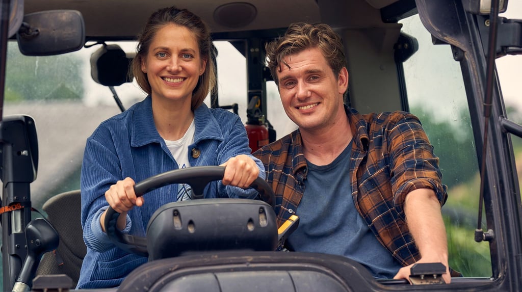 Laura (Bettina Burchard, l) fährt mit Paul (Max Bretschneider, r) Traktor.