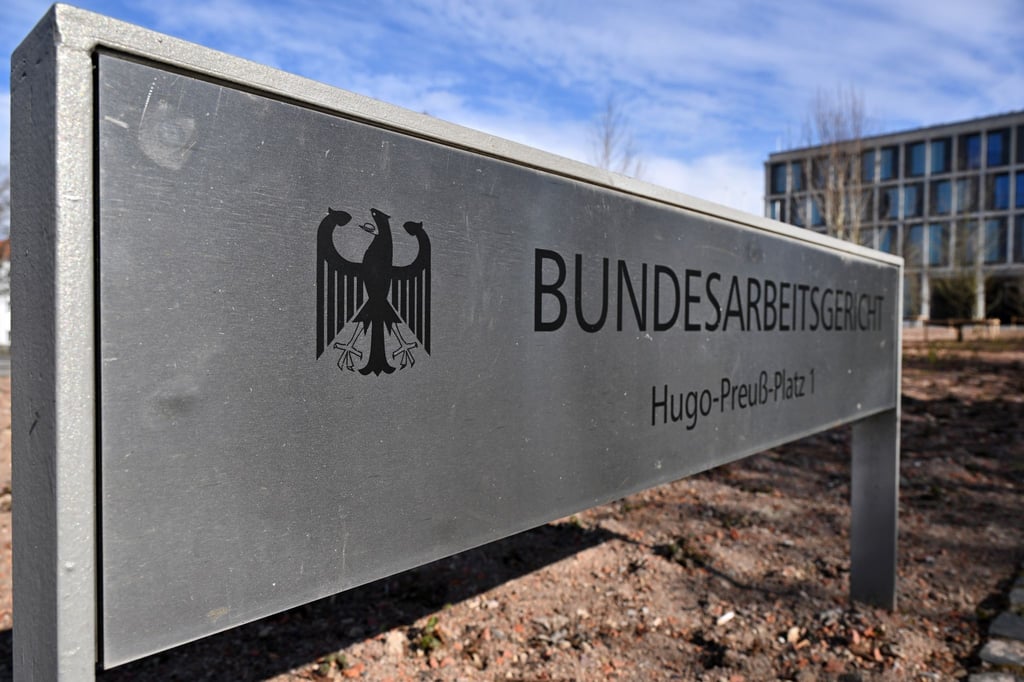 „Bundesarbeitsgericht“ steht auf dem Schild am Eingang zum höchsten deutschen Arbeitsgericht.