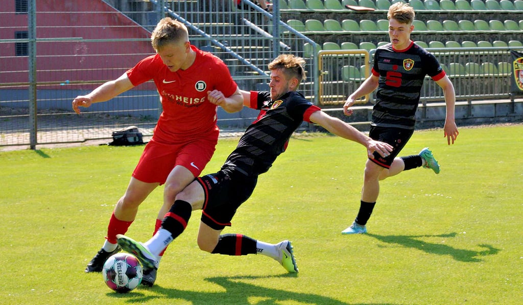 Benjamin Bubke (Mitte) fügte sich gut ins Team ein. Der Außenbahnspieler hat zudem seinen Vertrag bei Lok verlängert.