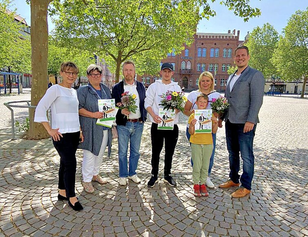 Losglück vor Pfingsten: Neubi-Chefin Susann Schult (l.) und Bastian Thomas Kohl (r.) gratulieren den Gewinner-Mietern.