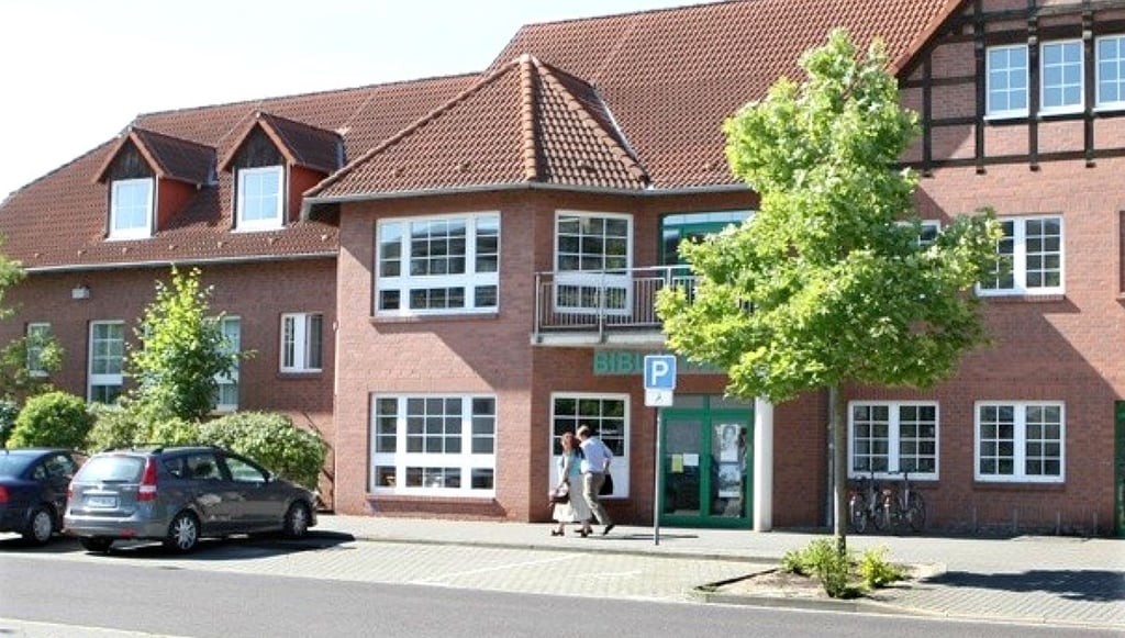 Vor der Bibliothek in Gardelegen soll auch in den Abendstunden manchmal viel los sein.
