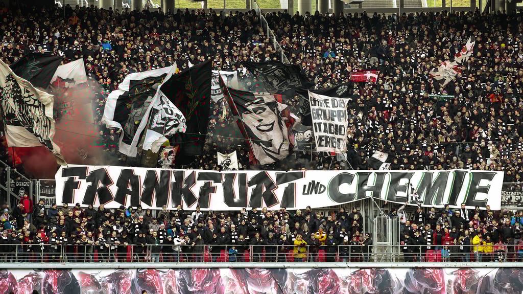 Ein Chemie-Frankfurt-Banner bei einem Bundesliga-Spiel in der Red Bull Arena.
