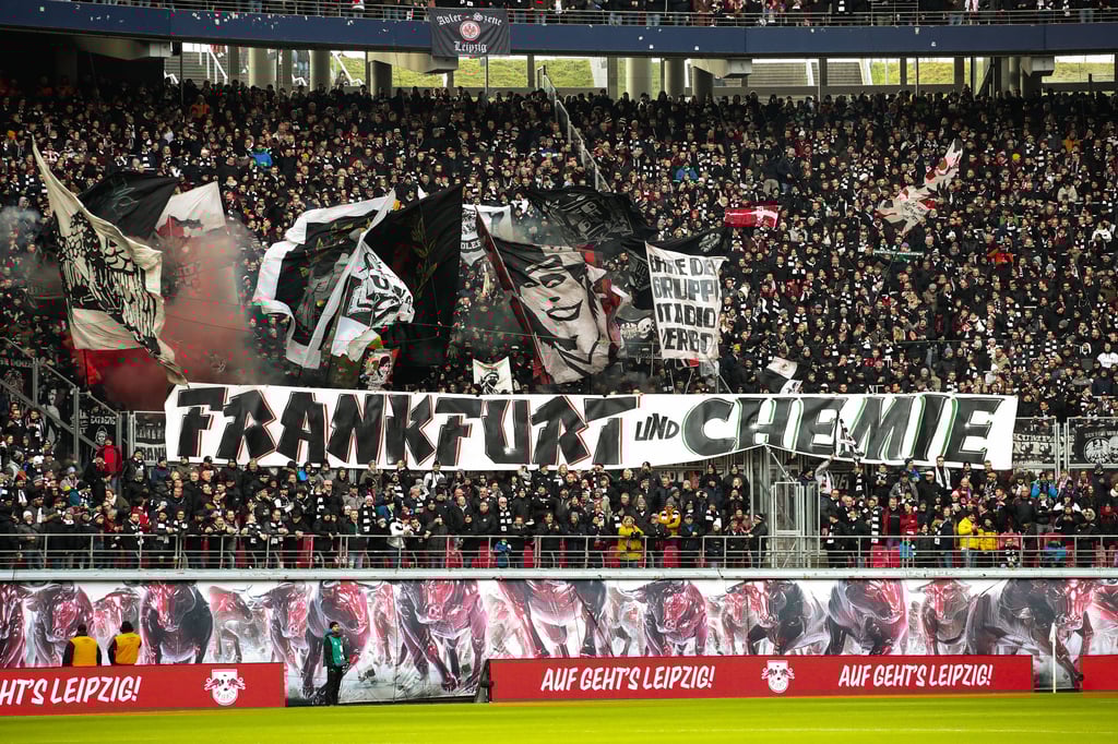 Ein Chemie-Frankfurt-Banner bei einem Bundesliga-Spiel in der Red Bull Arena.