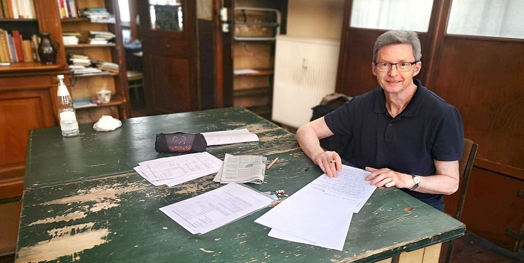 Stadtteilmanager Volker Lahmann wertet in der alten Buchhandlung von Helga Weyhe Fragebögen aus, die Einwohner ausgefüllt haben.