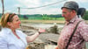 Hochwasser 2013:  Die Bürgermeisterin Manuela Hartung  spricht in Wetterzeube   mit Bauer Werner Hoppe.  