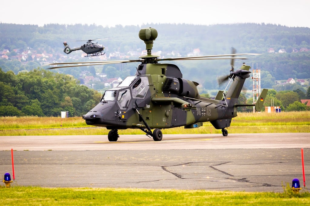 Ein Kampfhubschrauber vom Typ „Eurocopter Tiger“ (vorne) startet auf dem Heeresflugplatz Bückeburg.