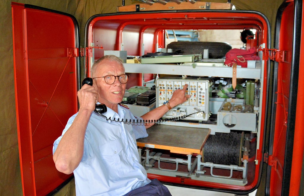 Michael Schneider, Leiter des Feuerwehrmuseums in Stendal, zeigt in der Sonderausstellung einen Nachrichtengeräteanhänger. Wenn bei einem Großeinsatz mehrere Feuerwehren eingesetzt waren, konnte damit die Verbindung zwischen ihnen hergestellt werden.