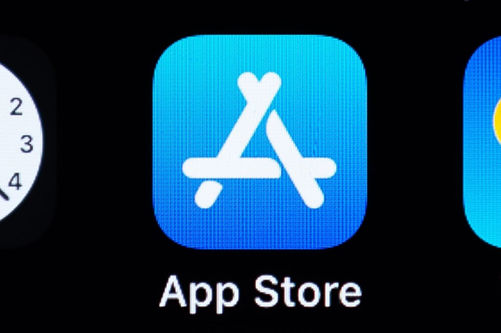 Das Logo des App-Store ist auf dem Bildschirm eines iPhones zu sehen.